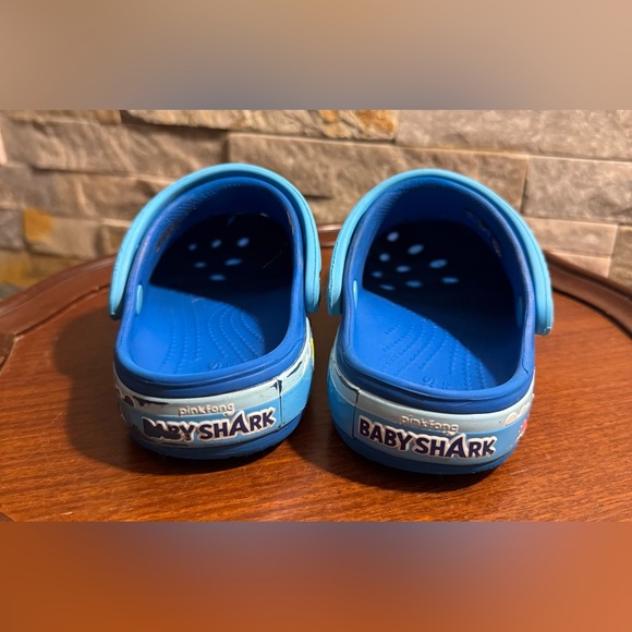 Childs Sz 10 Crocs Fun Lab Baby Shark Band Clogs bright cobalt blue Water Shoes - Picture 4 of 5
